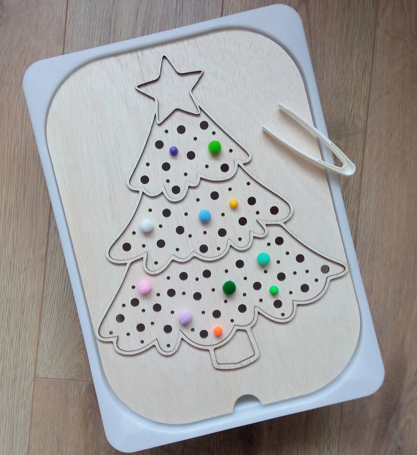 Flisat Insert – Tablă creativă mare – Împodobește bradul de Crăciun cu o selecție de pom-pom-uri colorate!