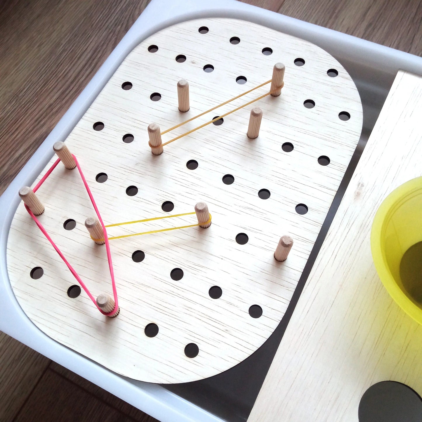 Flisat Insert kreatív fejlesztő tábla - Összekötős 10db fa tiplivel Borbolya