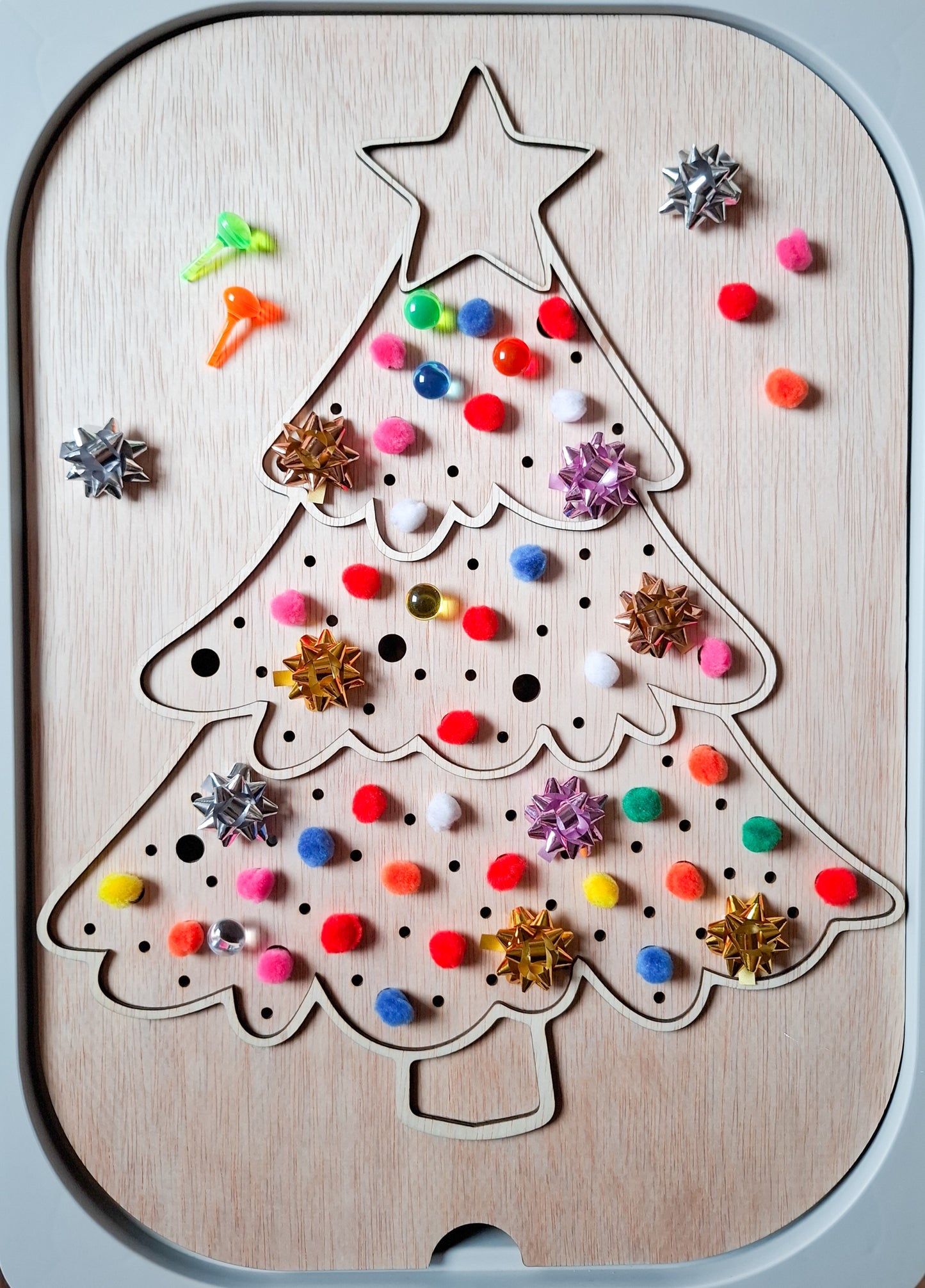 Flisat Insert – Tablă creativă mare – Împodobește bradul de Crăciun cu o selecție de pom-pom-uri colorate!