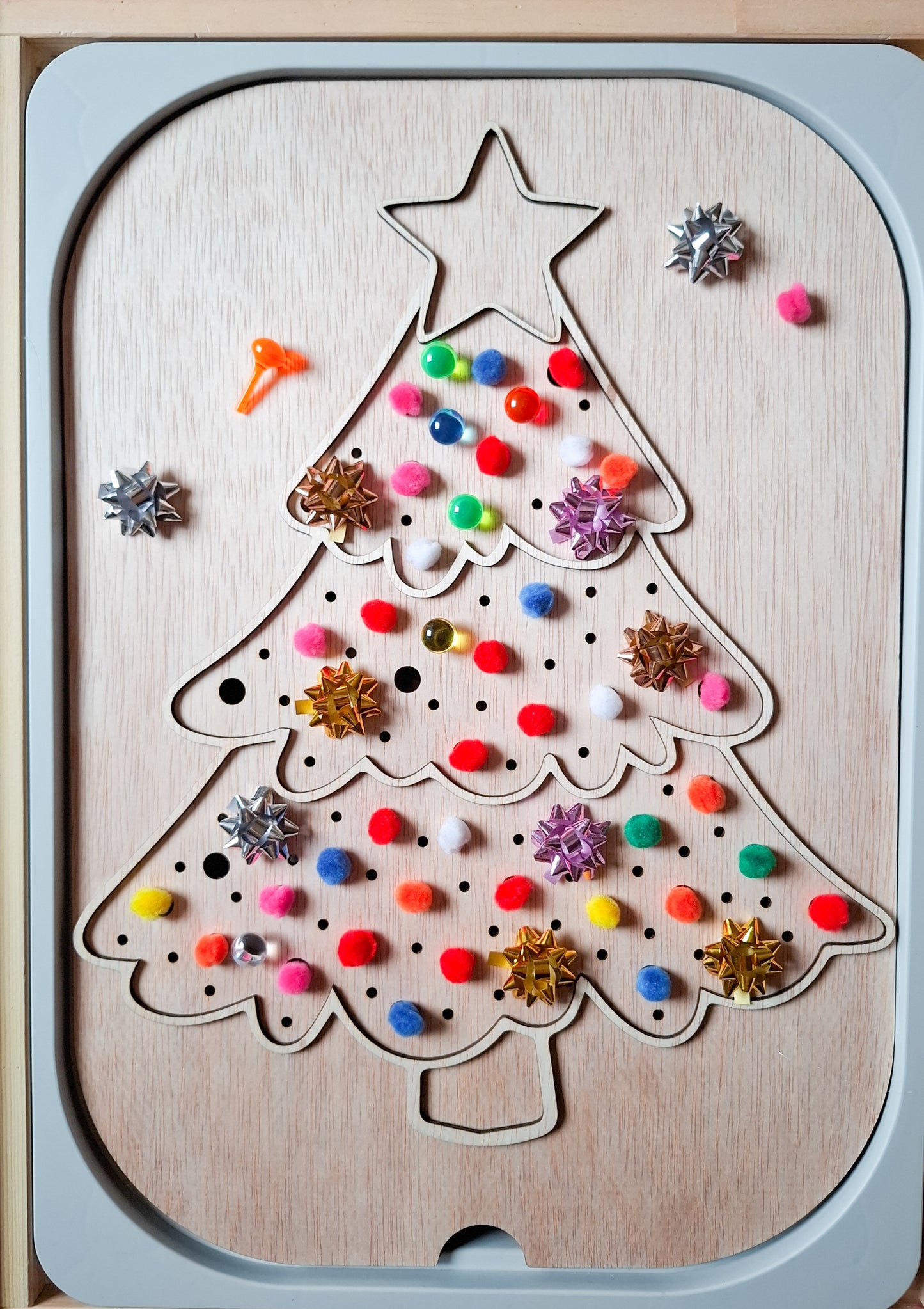 Flisat Insert – Tablă creativă mare – Împodobește bradul de Crăciun cu o selecție de pom-pom-uri colorate!
