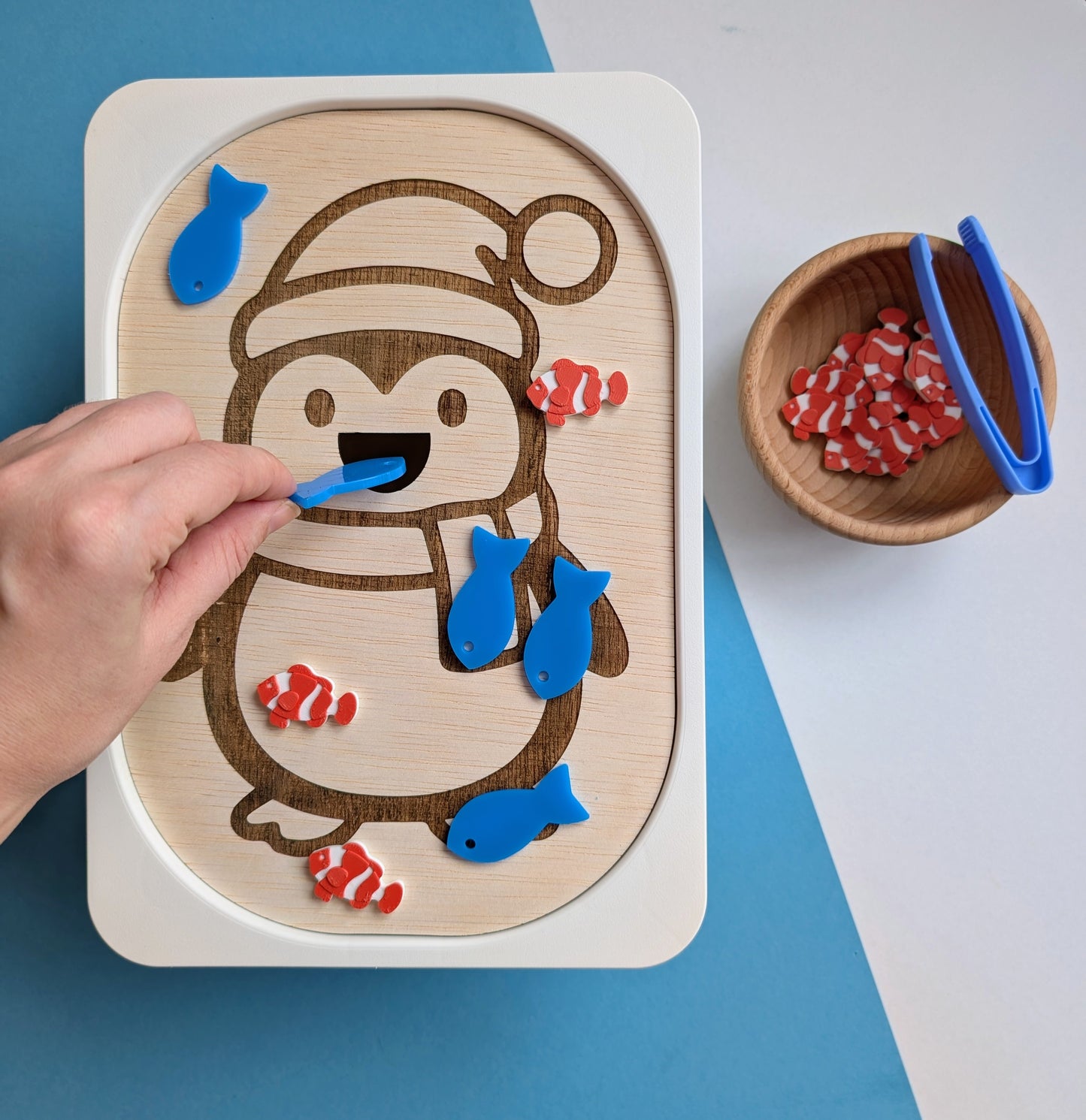 Kreatív foglalkoztató tábla - Etesd meg az éhes pingvint