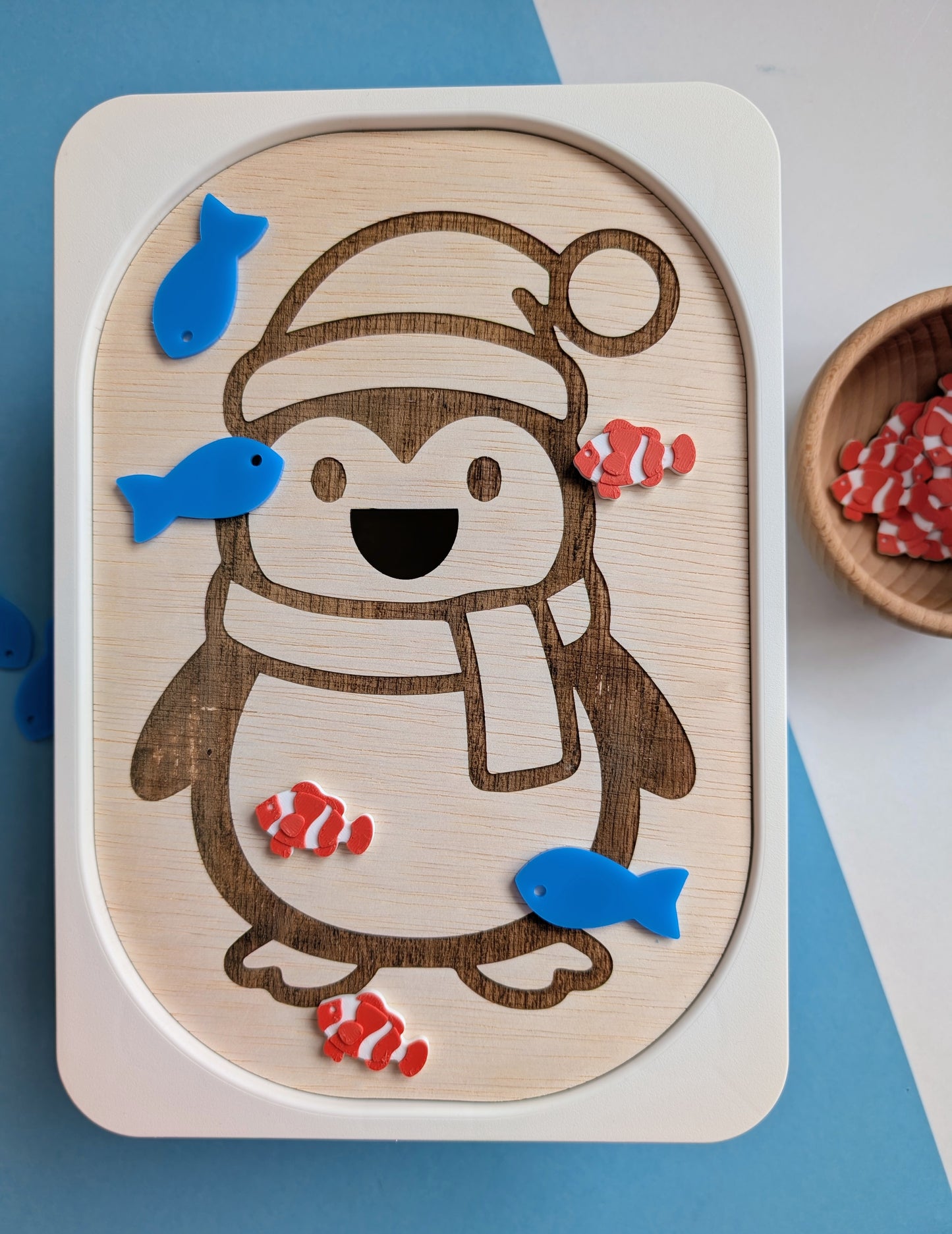 Kreatív foglalkoztató tábla - Etesd meg az éhes pingvint